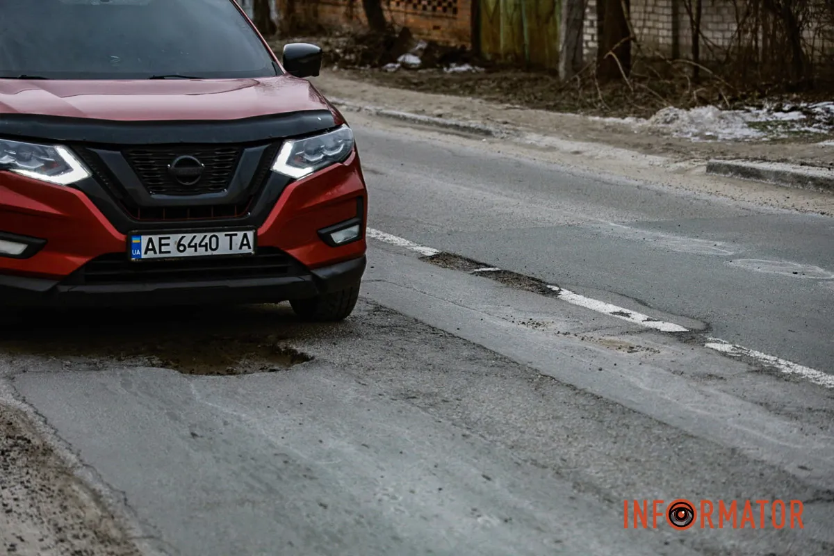 Дороги міста вкриті численними ямами