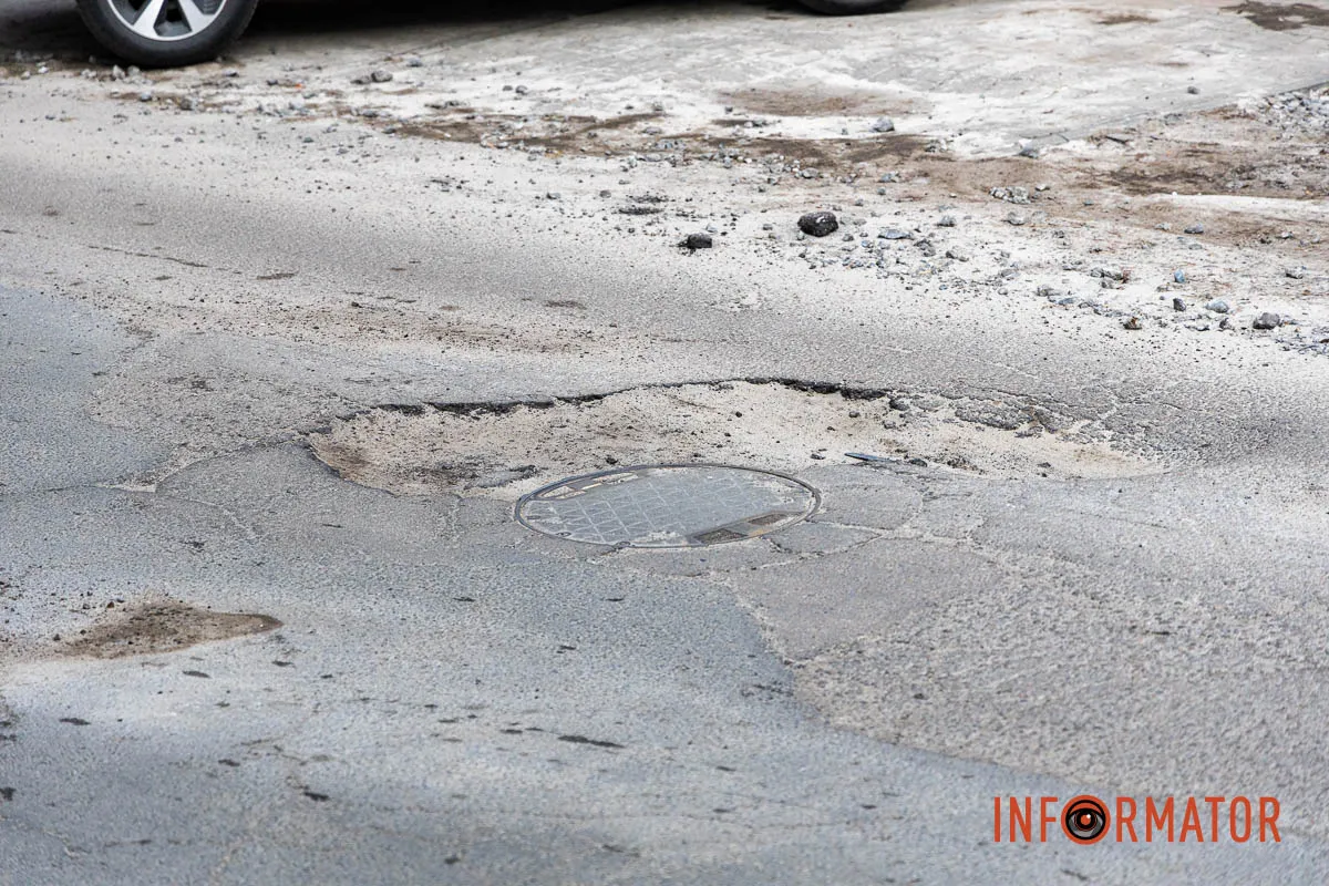 Машини б’ються днищем: в якому стані вулиця Виконкомівська у Дніпрі 3