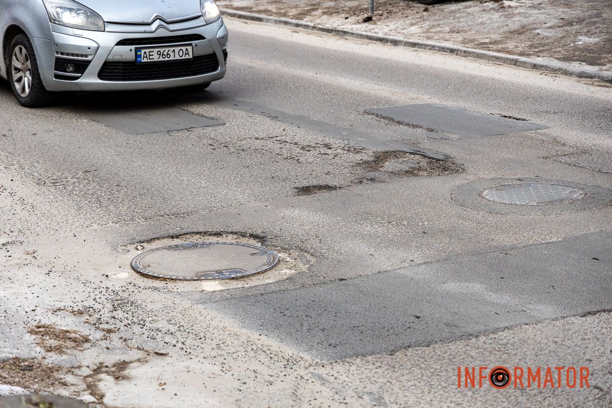 Машини б’ються днищем: в якому стані вулиця Виконкомівська у Дніпрі 10