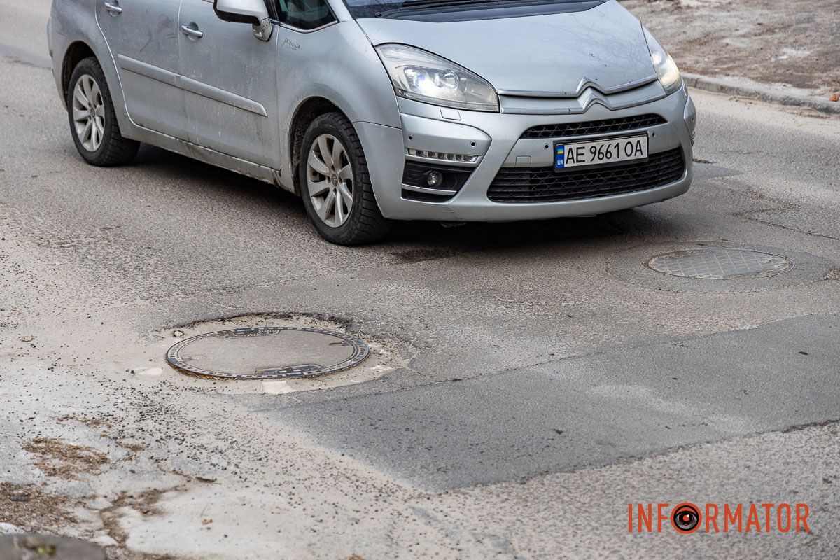 Машини б’ються днищем: в якому стані вулиця Виконкомівська у Дніпрі 11