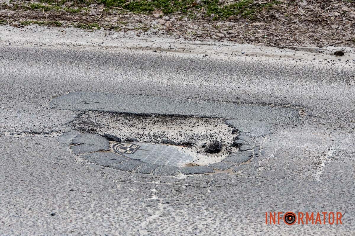 Машини б’ються днищем: в якому стані вулиця Виконкомівська у Дніпрі 12