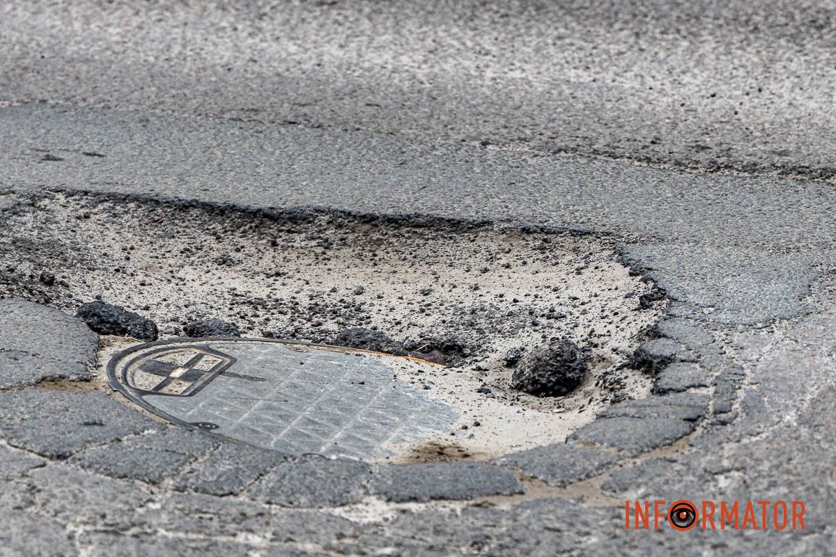 Машини б’ються днищем: в якому стані вулиця Виконкомівська у Дніпрі 13