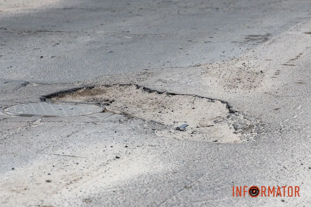 Машини б’ються днищем: в якому стані вулиця Виконкомівська у Дніпрі 18