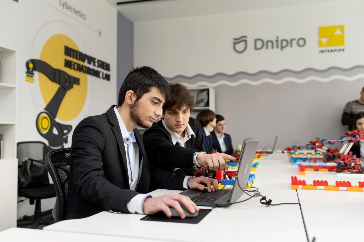 В трьох ліцеях АНД району Дніпра - № 142, 42 та 57 - відкрили сучасні технічні лабораторії