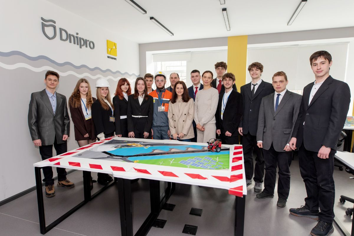 Школярі працюватимуть зі зменшеними копіями промислових роботів та автоматизованих ліній