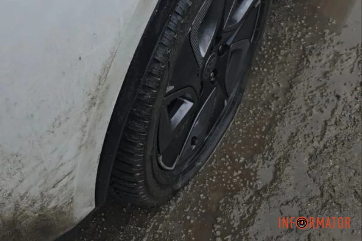 Спроба проїхати вулицею Івана Нечуя-Левицького (колишня – Каруни) в районі повороту трамвая №9 закінчилася пробитим колесом