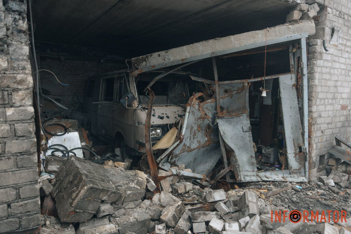 Еще примерно 100 окон выбиты в помещениях