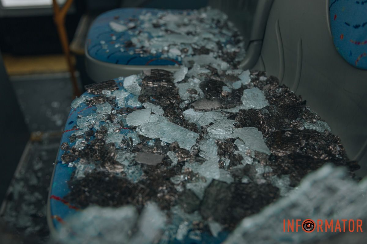 Повреждены около 90 окон в транспорте