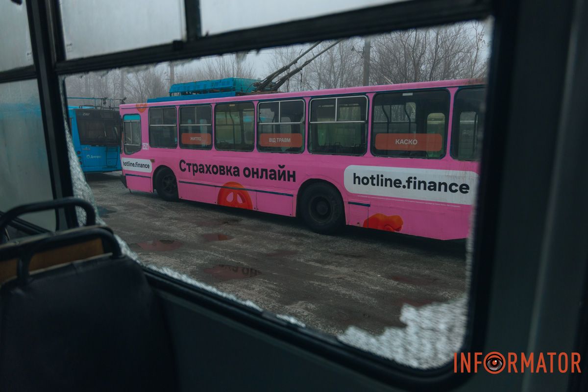 Последствия обстрела видны на каждом ряду троллейбусов