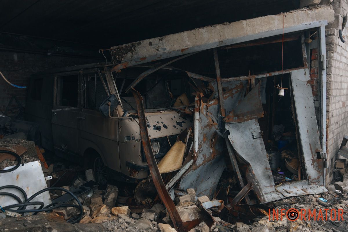 Кроме этого, взрывом сломана металлическая контактная опора