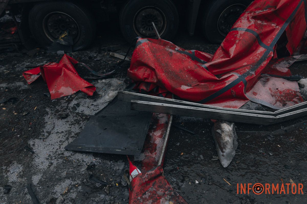 Также поврежден управляемый стрелочный узел контактной сети, обеспечивающий заезд троллейбусов в цехи обслуживания.