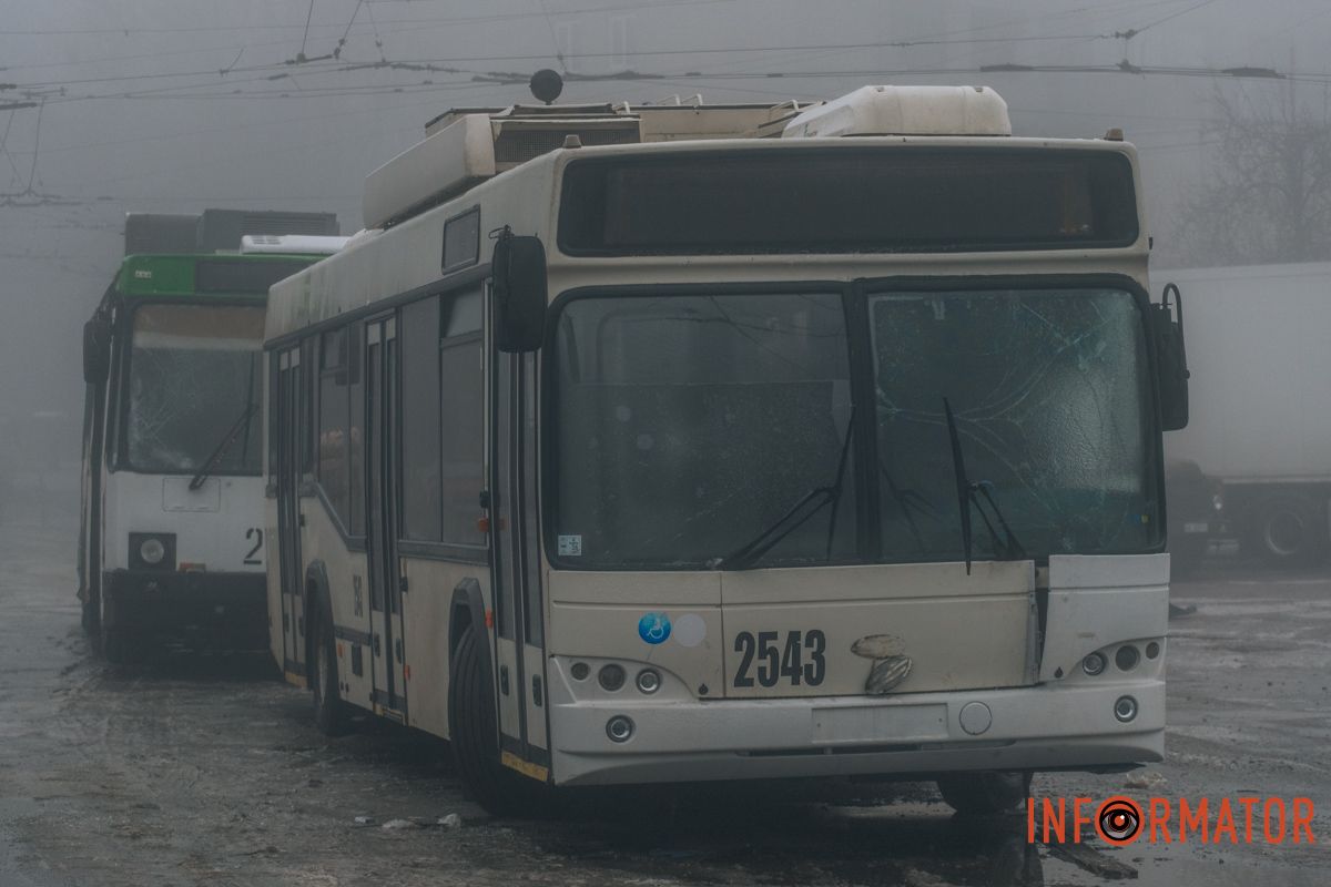 Минус 20% подвижного состава и сотни выбитых окон: последствия российской атаки по троллейбусному депо в Днепре 53