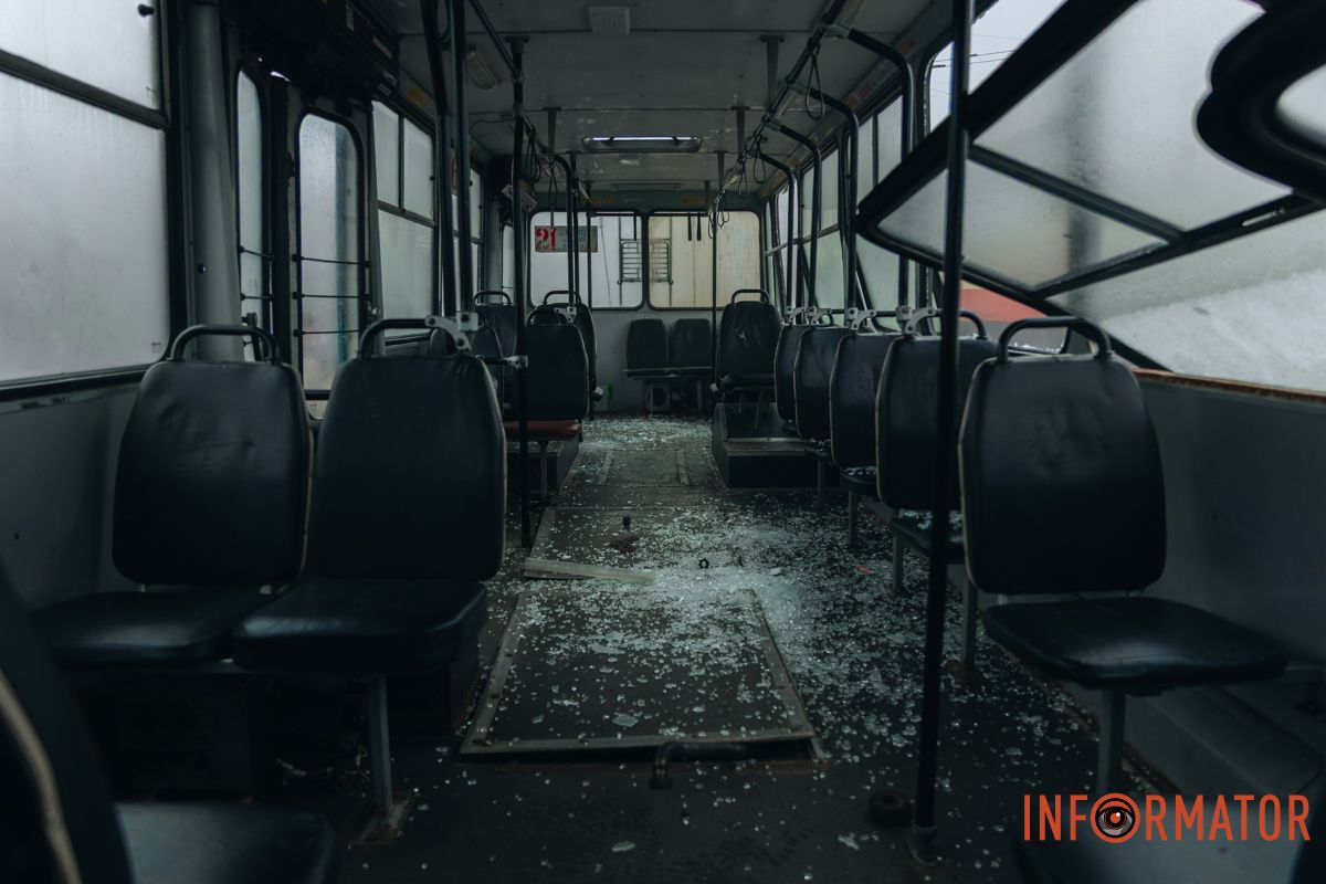 Внутренний вид истерзанного троллейбуса