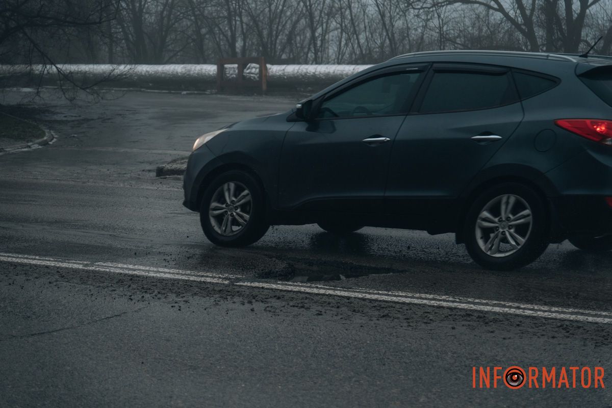 У Дніпрі на Космічній зʼявились «кратери» на дорогах 2