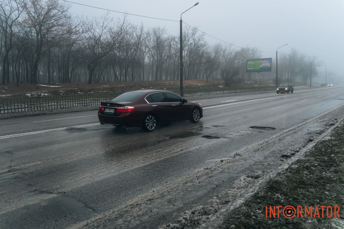 У Дніпрі на Космічній зʼявились «кратери» на дорогах 9