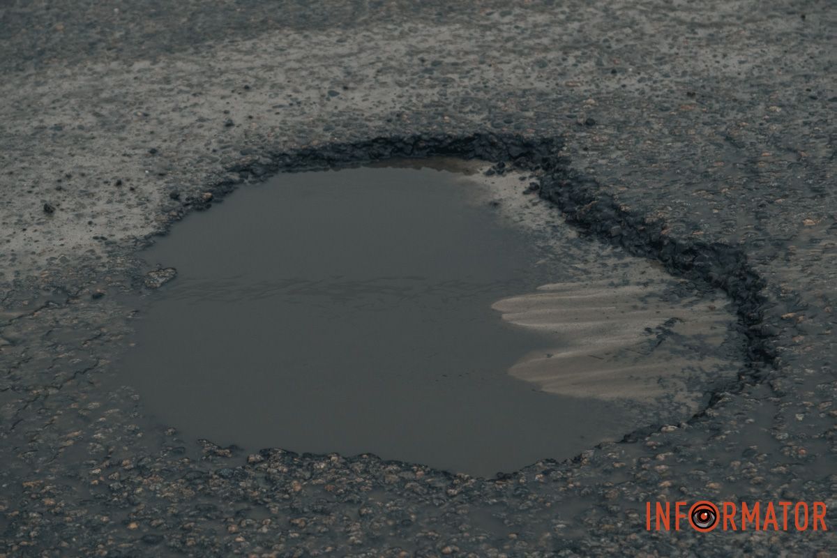 У Дніпрі на Космічній зʼявились «кратери» на дорогах 10