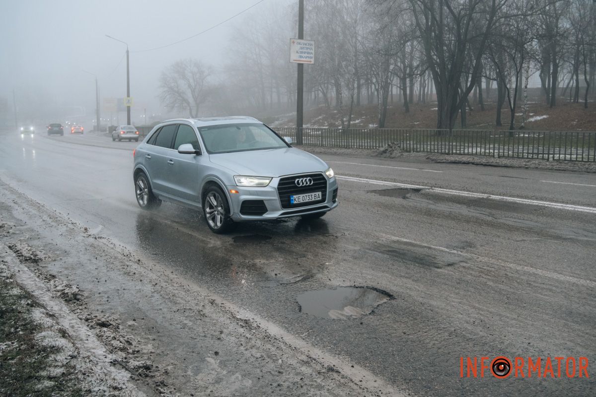 У Дніпрі на Космічній зʼявились «кратери» на дорогах 7