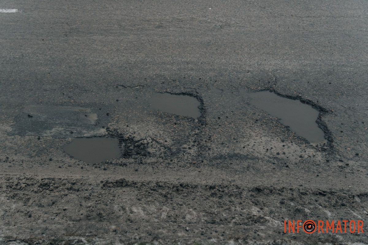 У Дніпрі на Космічній зʼявились «кратери» на дорогах 8