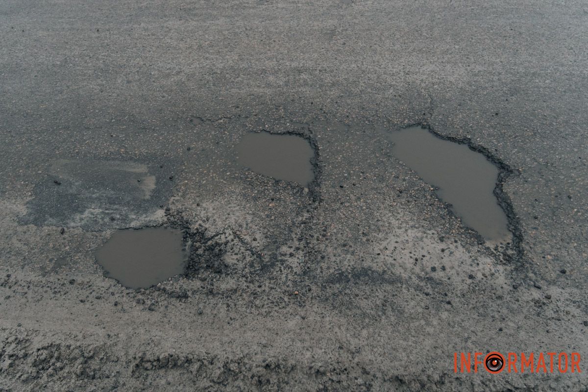 У Дніпрі на Космічній зʼявились «кратери» на дорогах 5