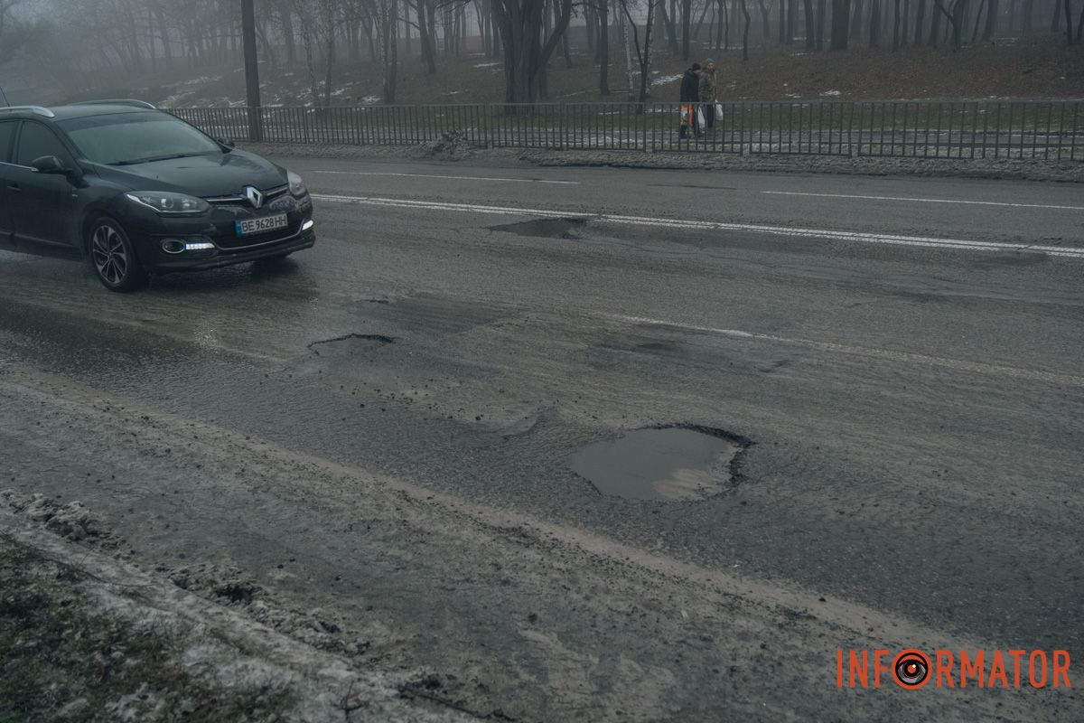 У Дніпрі на Космічній зʼявились «кратери» на дорогах 11