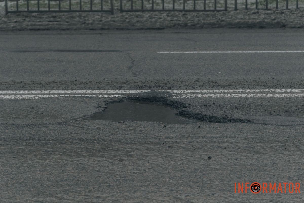 У Дніпрі на Космічній зʼявились «кратери» на дорогах 14
