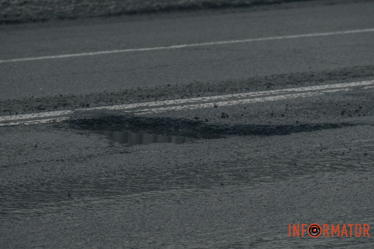 У Дніпрі на Космічній зʼявились «кратери» на дорогах 12