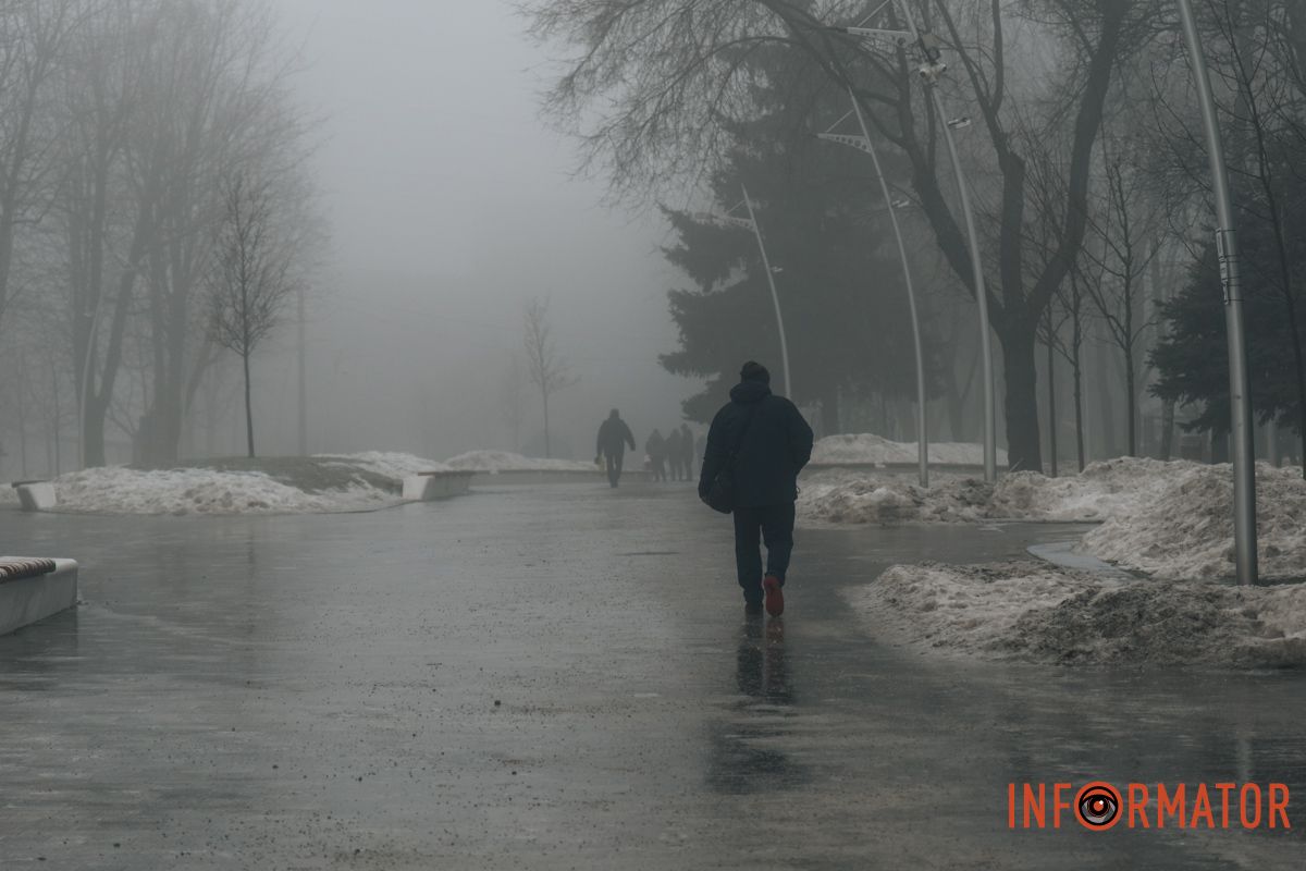 Люди йдуть на роботу крізь густу імлу