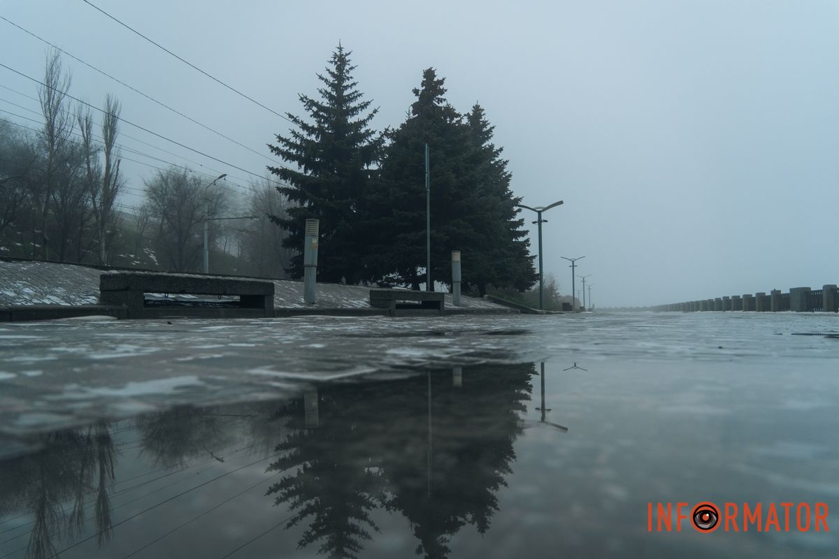 Алеї парку виглядають безлюдними