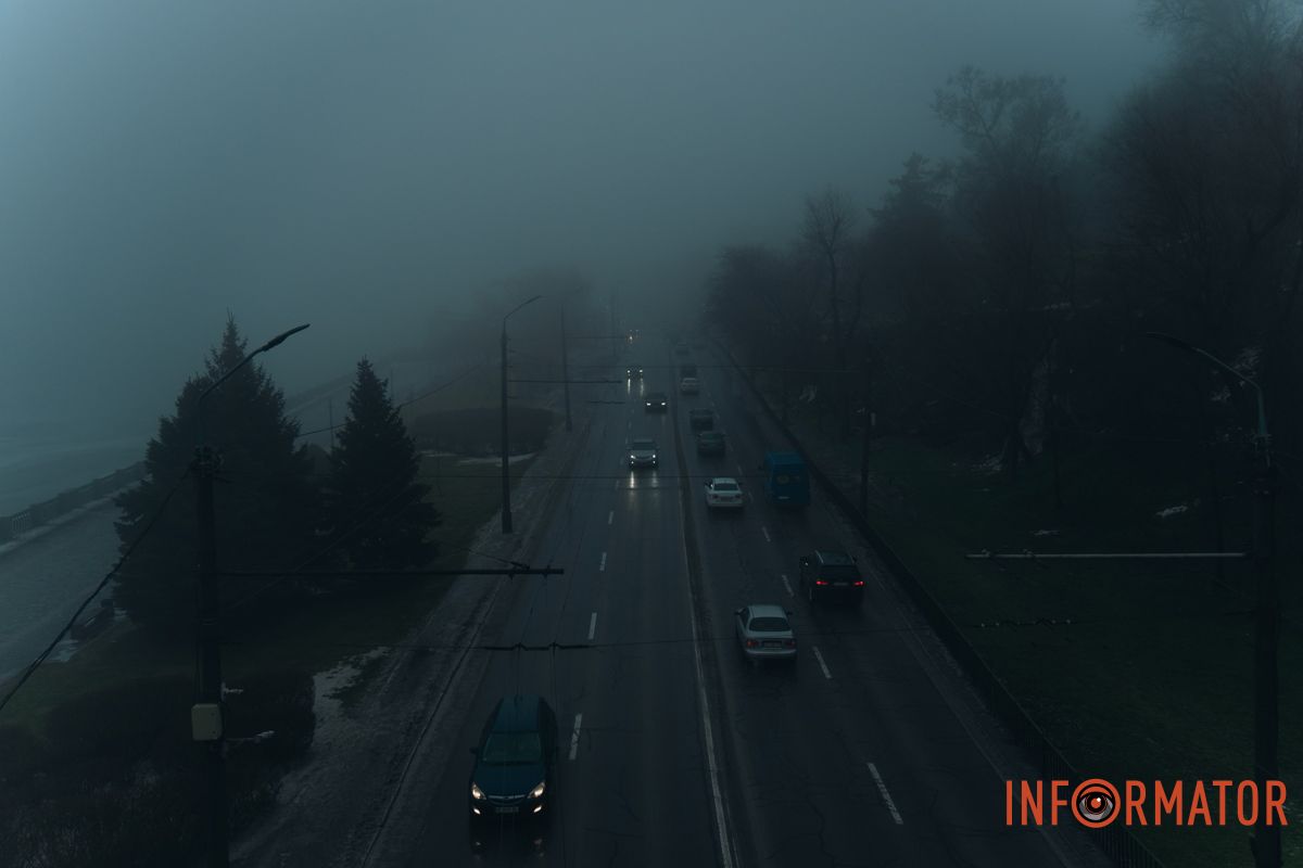 Водії рухаються обережно через густий туман