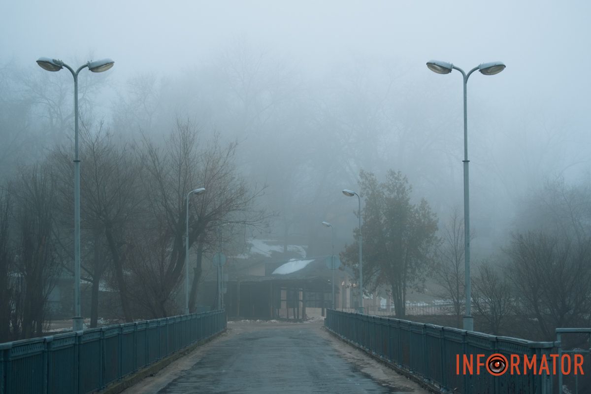 Будівлі та дерева поступово зливаються з імлою