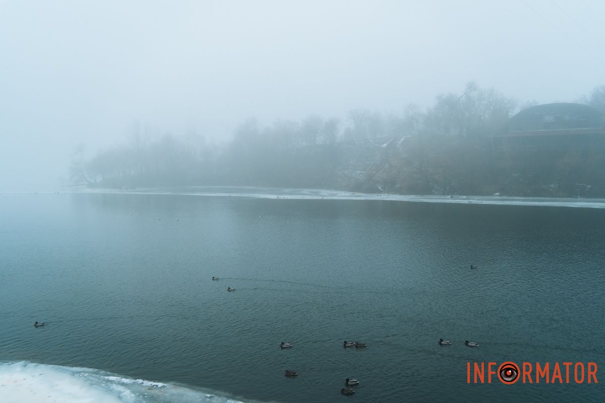 Густий туман ранку 7 лютого огорнув вулиці Дніпра