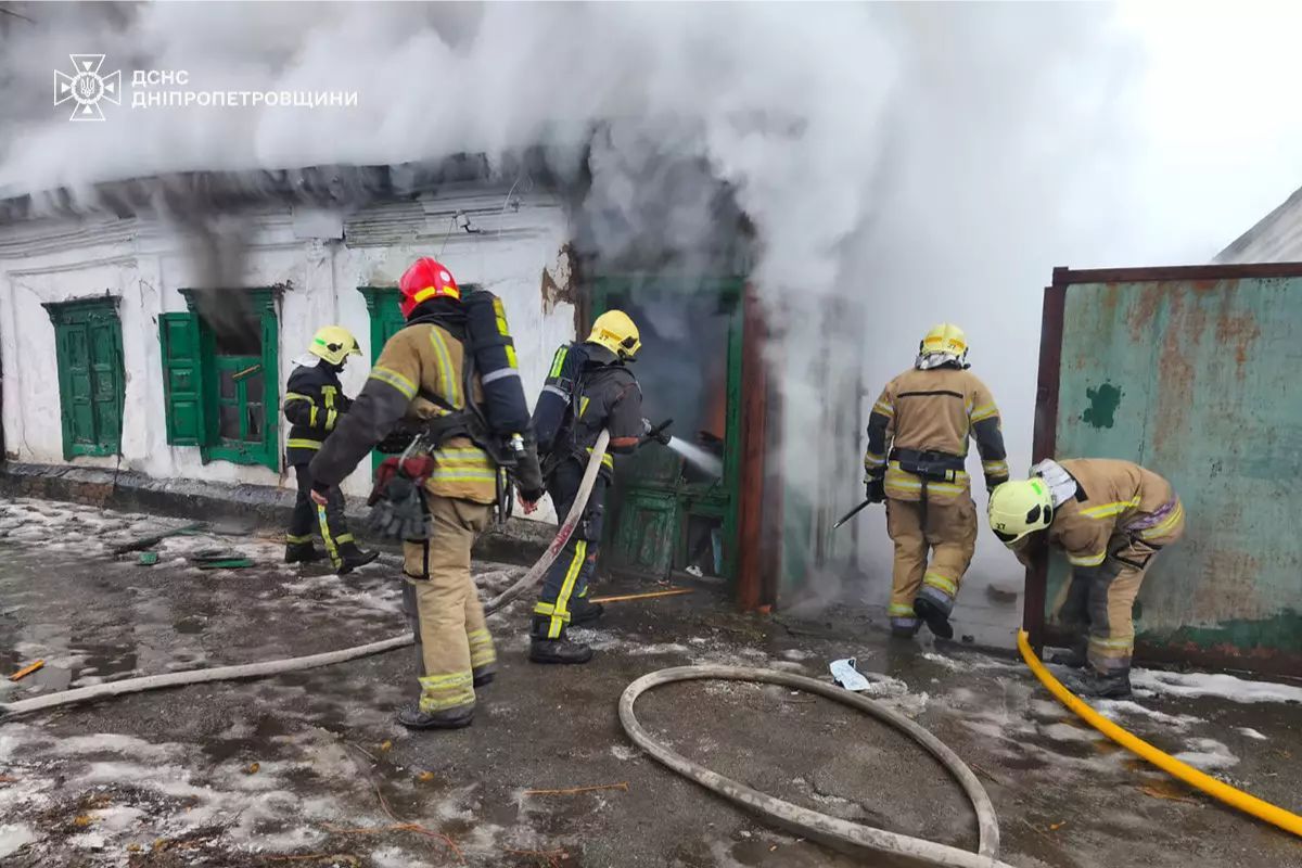 Там спалахнуло майно всередині будинку
