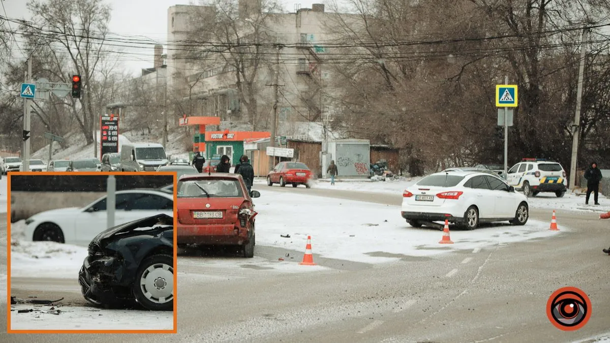 У Дніпрі на Космічній зіткнулись Audi, Skoda та Ford: є постраждалі, рух ускладнено