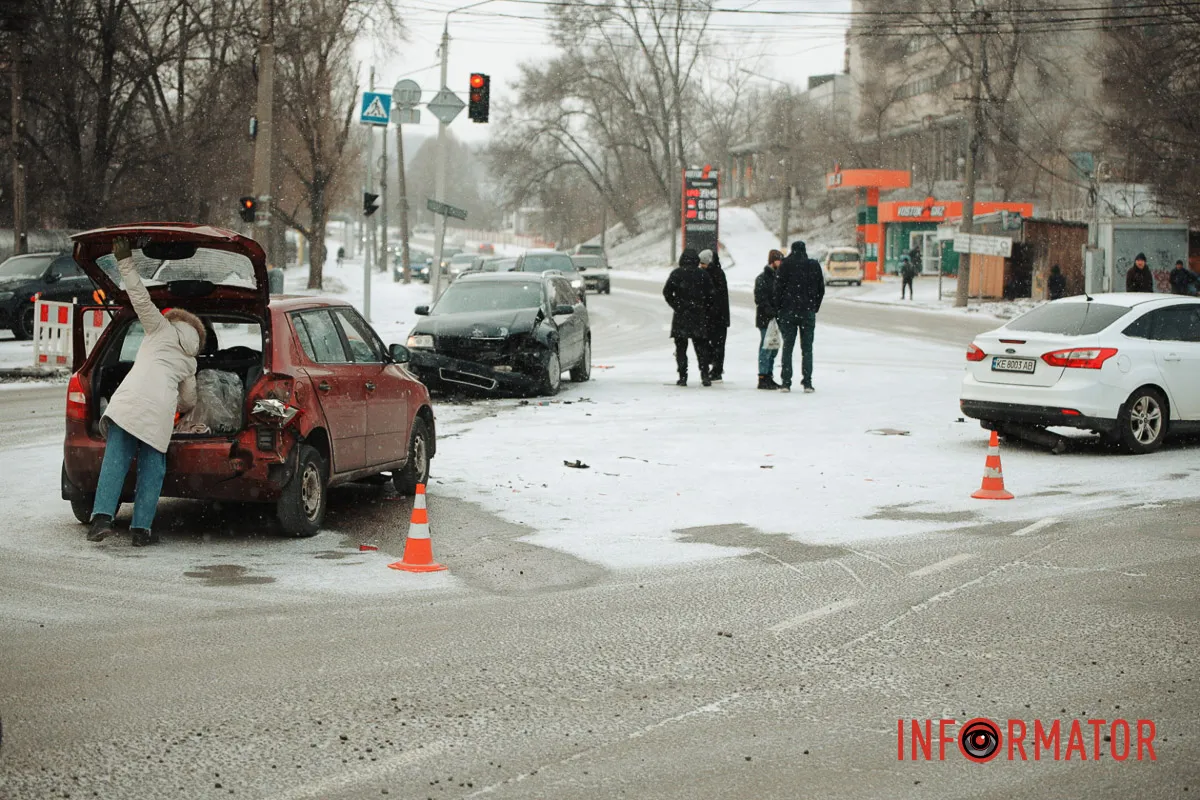 У Дніпрі на Космічній зіткнулись Audi, Skoda та Ford: є постраждалі, рух ускладнено 1