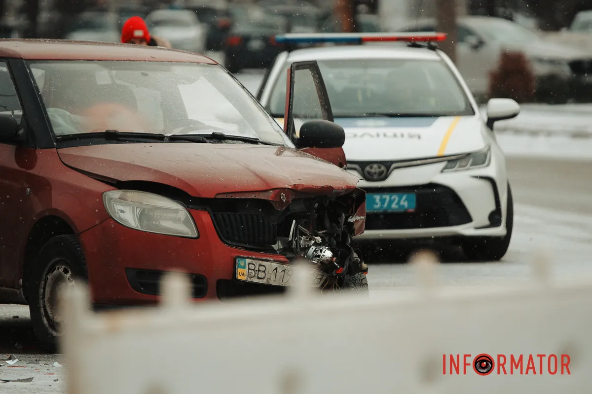 У Дніпрі на Космічній зіткнулись Audi, Skoda та Ford: є постраждалі, рух ускладнено 4