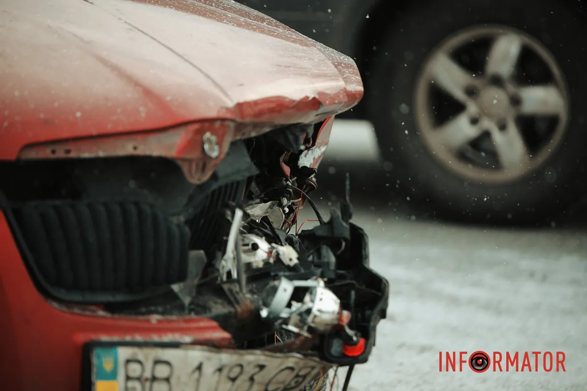 У Дніпрі на Космічній зіткнулись Audi, Skoda та Ford: є постраждалі, рух ускладнено 8