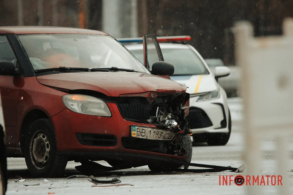 У Дніпрі на Космічній зіткнулись Audi, Skoda та Ford: є постраждалі, рух ускладнено 6