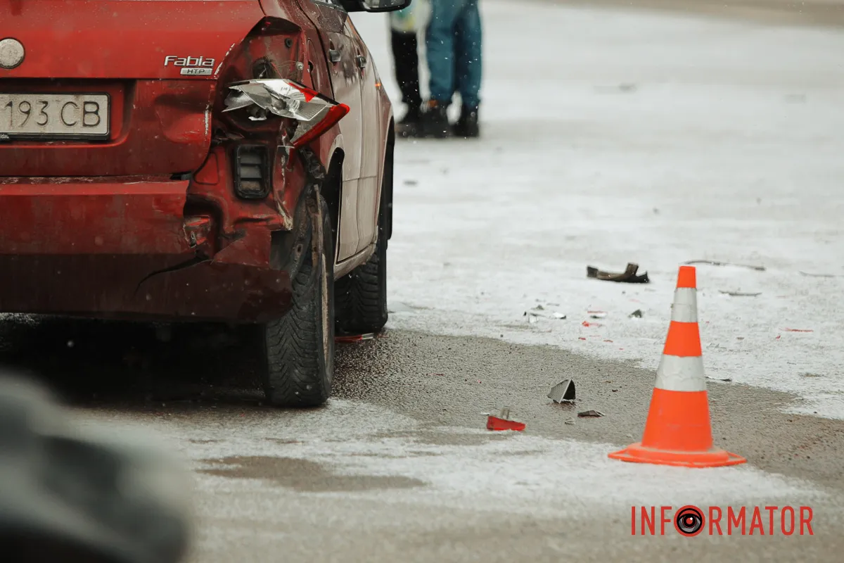 У Дніпрі на Космічній зіткнулись Audi, Skoda та Ford: є постраждалі, рух ускладнено 12