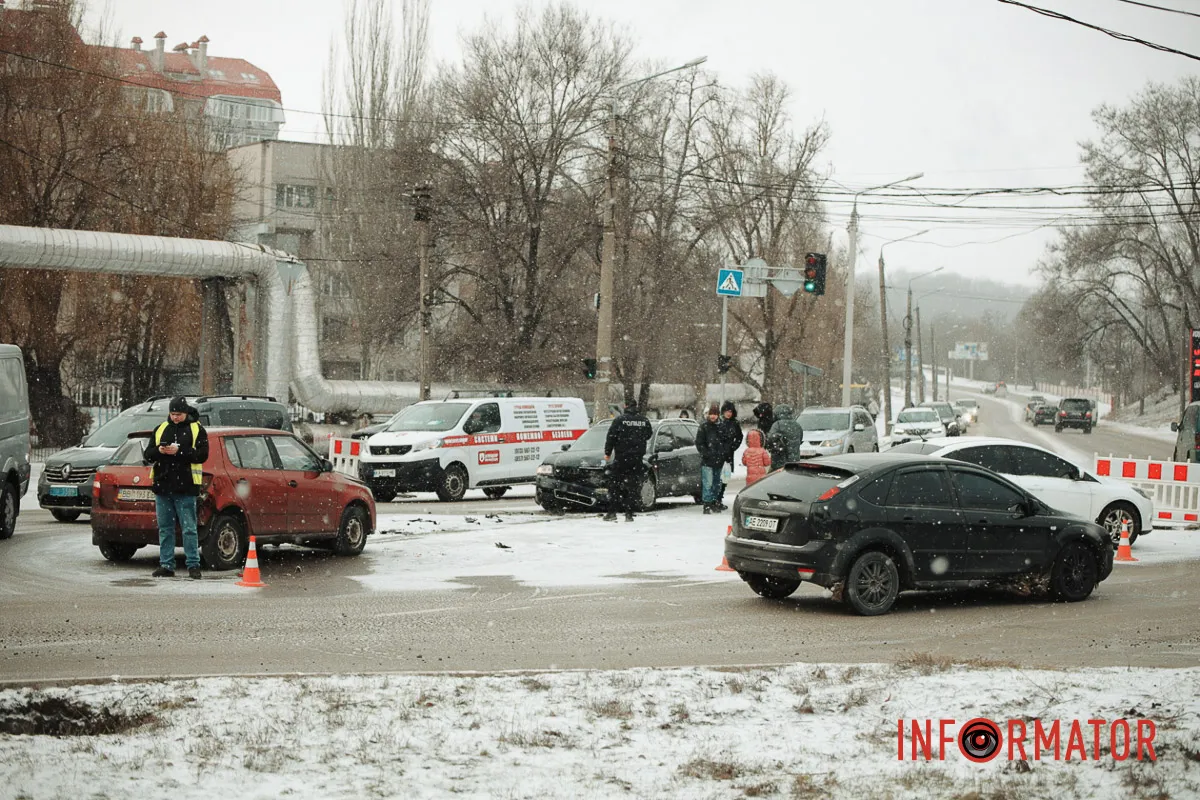 У Дніпрі на Космічній зіткнулись Audi, Skoda та Ford: є постраждалі, рух ускладнено 14