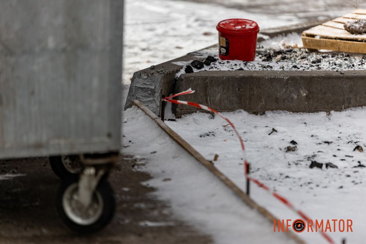 Зона для сміття поблизу будинку №60