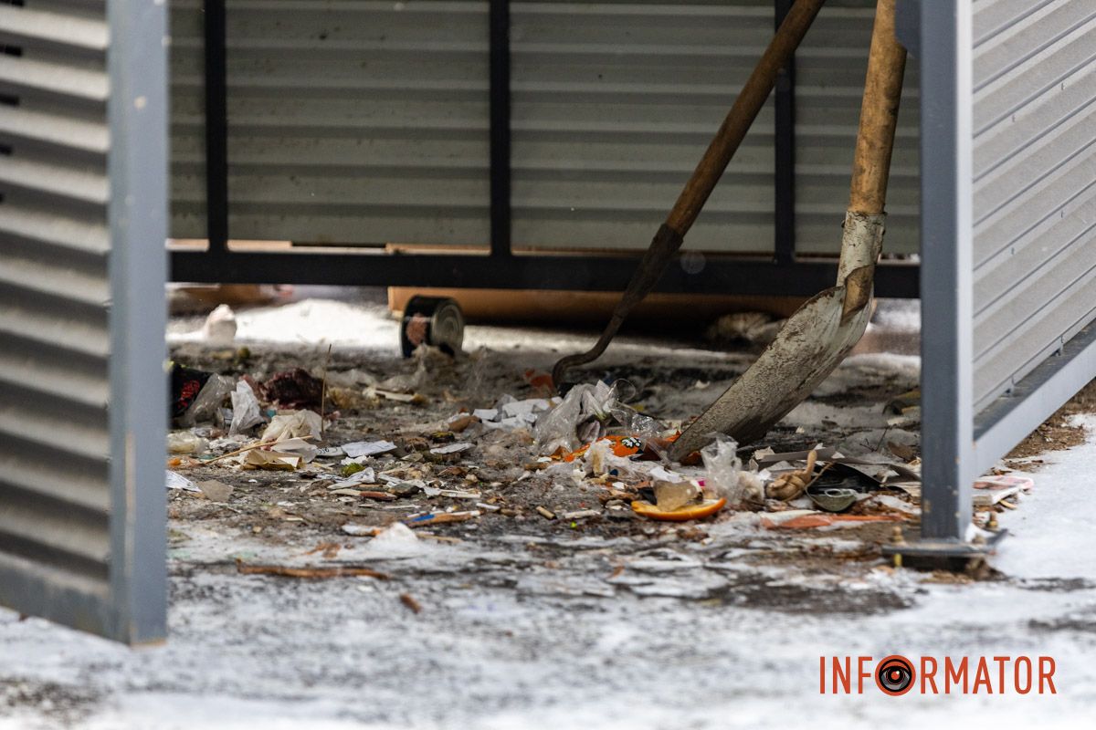 Люди намагаються своїми силами прибрати бруд