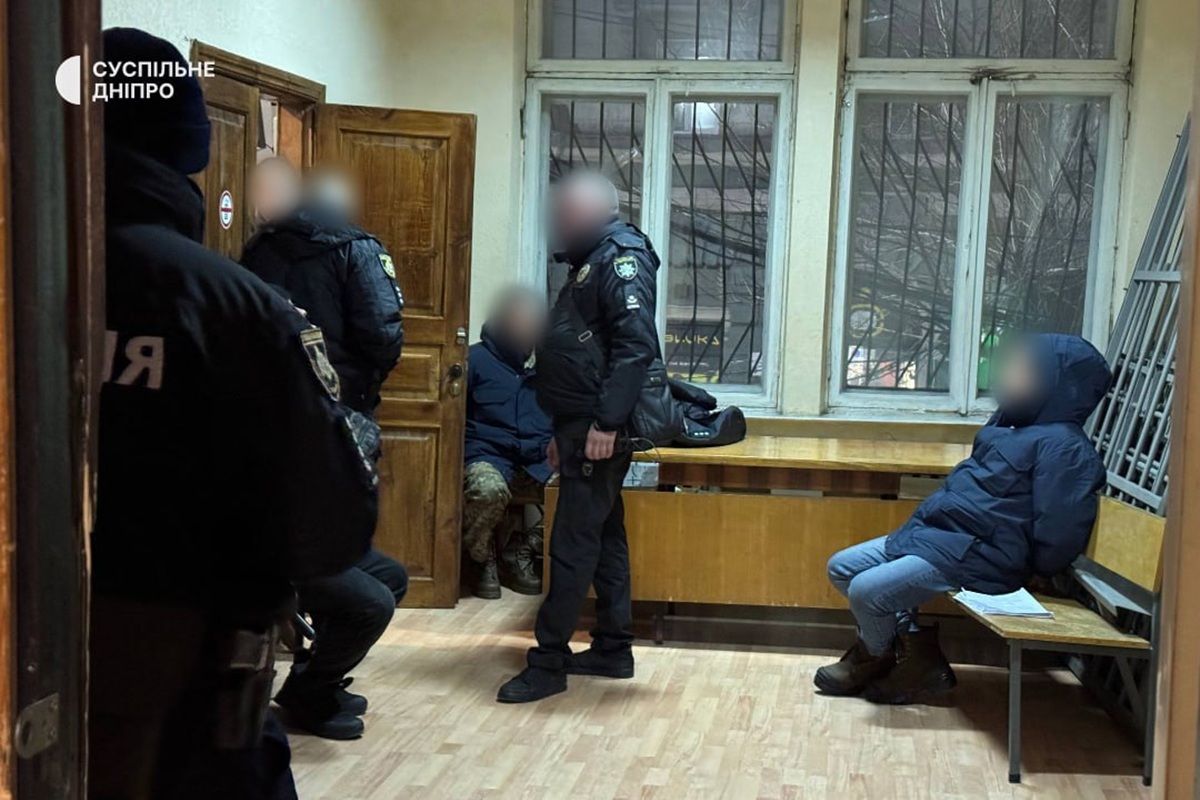 Відсутні кадри з бодикамер: у Дніпрі розглядали справу щодо трьох працівників ТЦК, один із фігурантів заявив, що загиблому “намагалися допомогти” 1