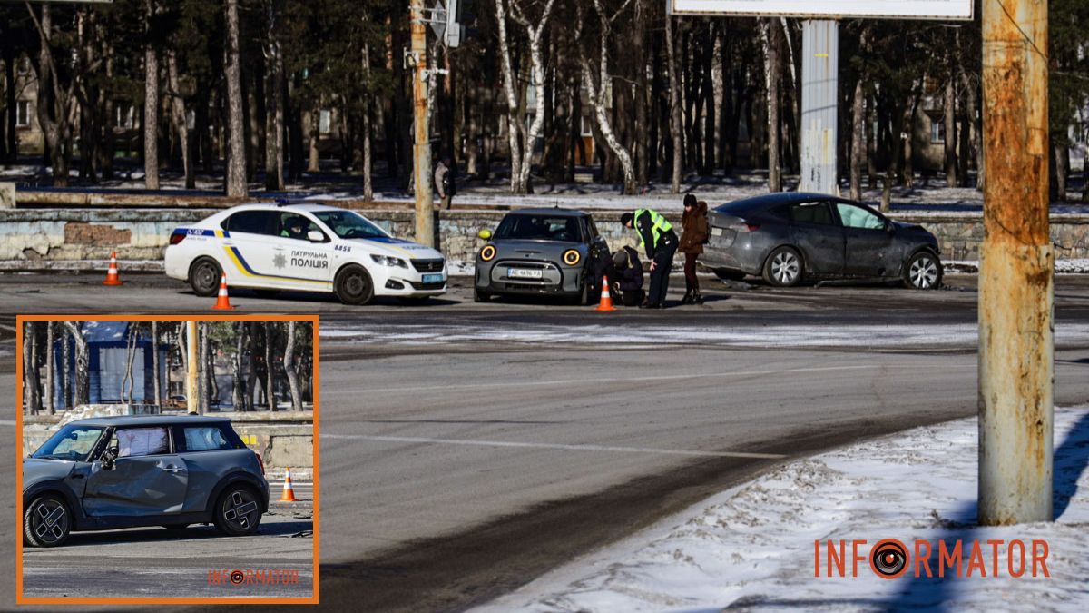 У Дніпрі на Богдана Хмельницького зіткнулись Mini Cooper та Tesla: рух трамваїв заблоковано