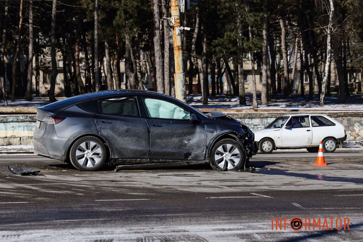 Во вторник, 10 февраля, в Днепре на перекрестке проспекта Богдана Хмельницкого и Запорожского шоссе произошла авария