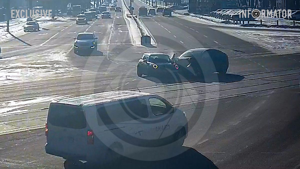 У Дніпрі на Богдана Хмельницького після ДТП Mini Cooper та Tesla заблокували трамваї: відео моменту