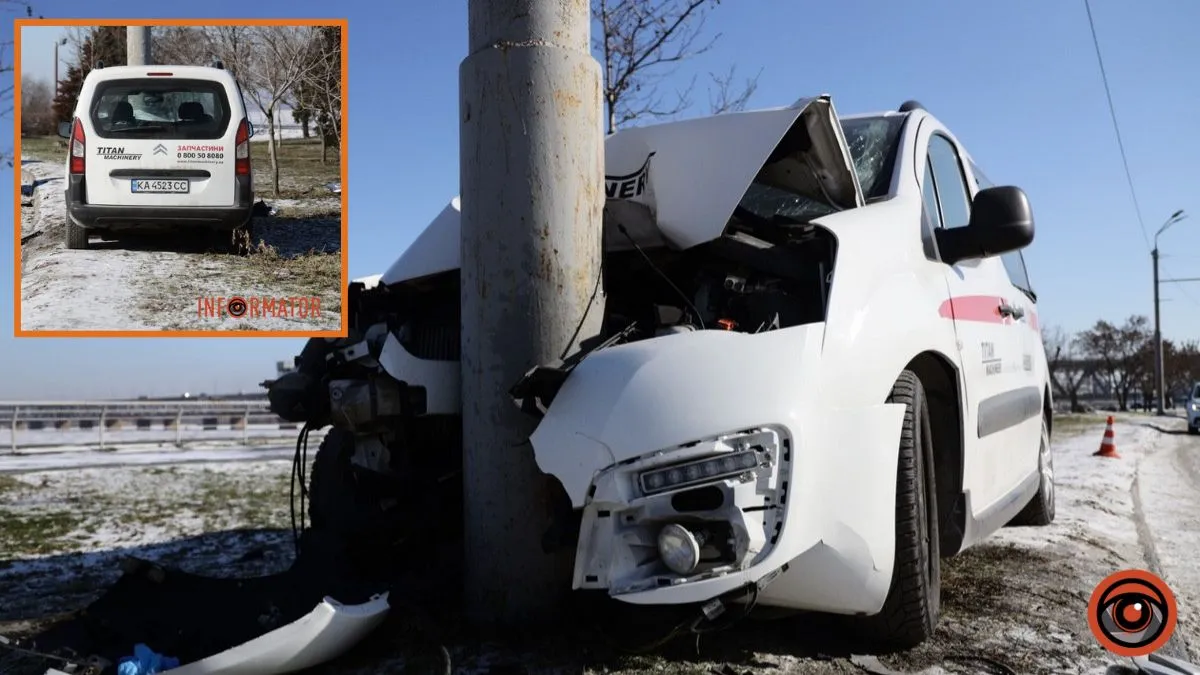 У Дніпрі на Набережній Заводській Citroen врізався в стовп: водій у лікарні