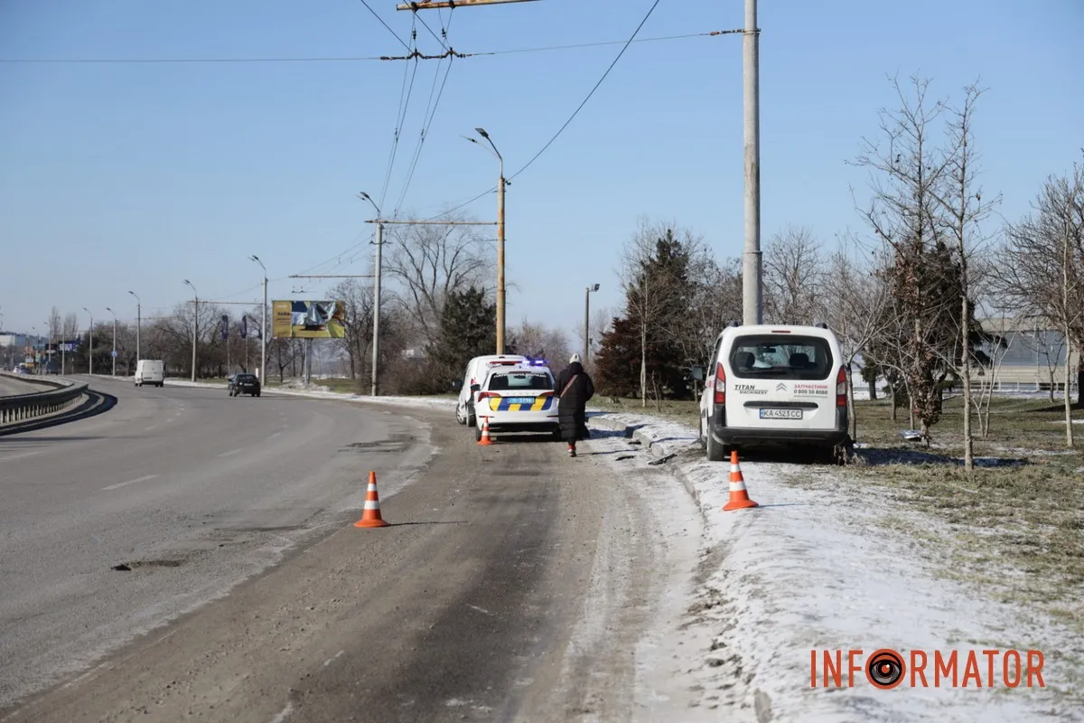 У Дніпрі на Набережній Заводській Citroen врізався в стовп: водій у лікарні 1