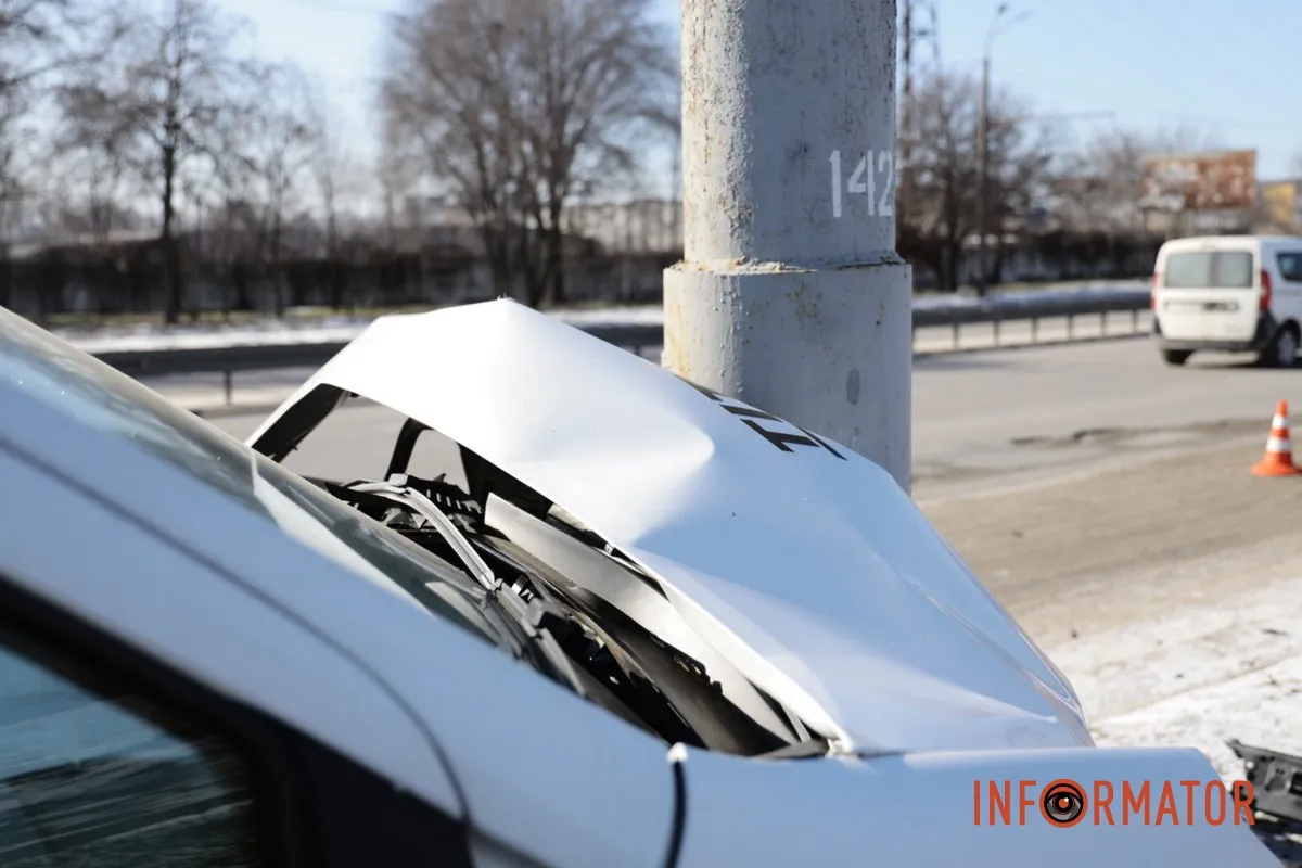 У Дніпрі на Набережній Заводській Citroen врізався в стовп: водій у лікарні 3