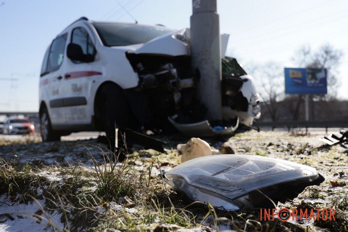 У Дніпрі на Набережній Заводській Citroen врізався в стовп: водій у лікарні 13