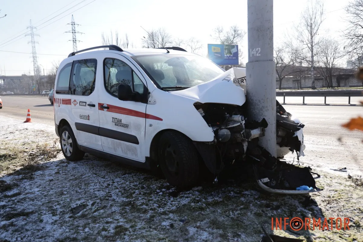 У Дніпрі на Набережній Заводській Citroen врізався в стовп: водій у лікарні 12